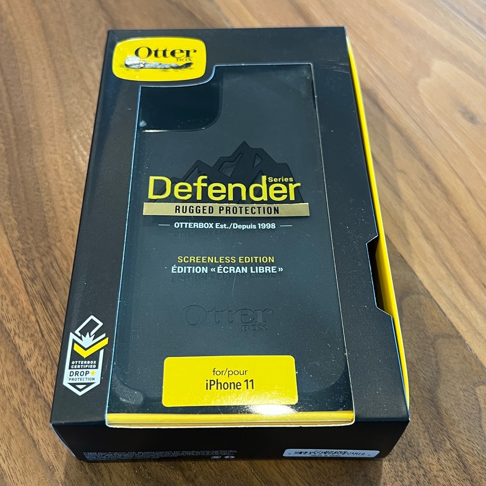 New OtterBox Defender Rugged Protection iPhone 11 Case with Belt Clip in Black